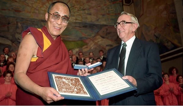 Dalai Lama nhận giải Nobel Hòa Bình